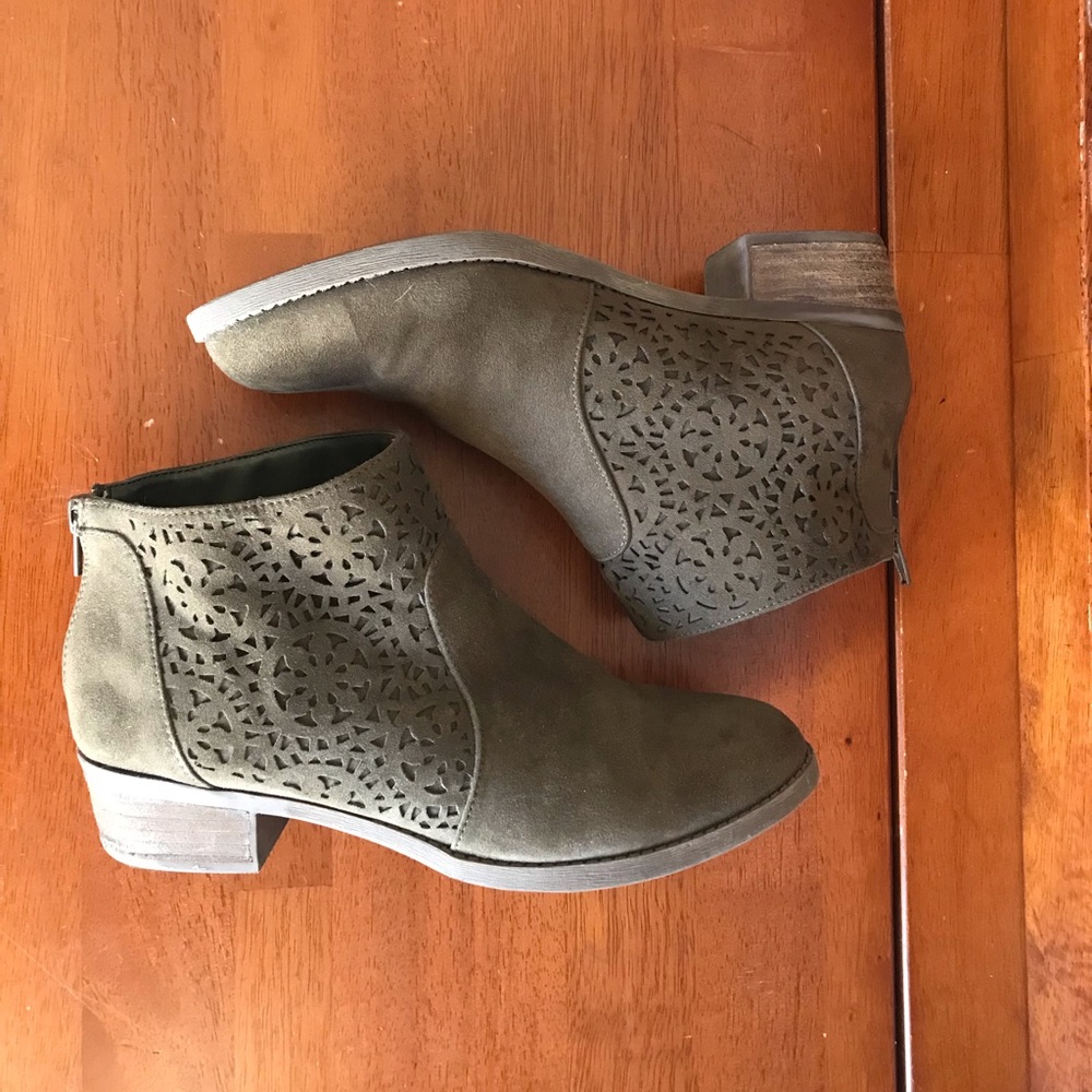 Carlos Santana Olive Green Booties Size 7.5